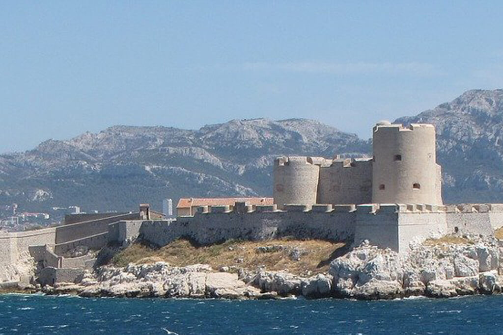 castles near tours france