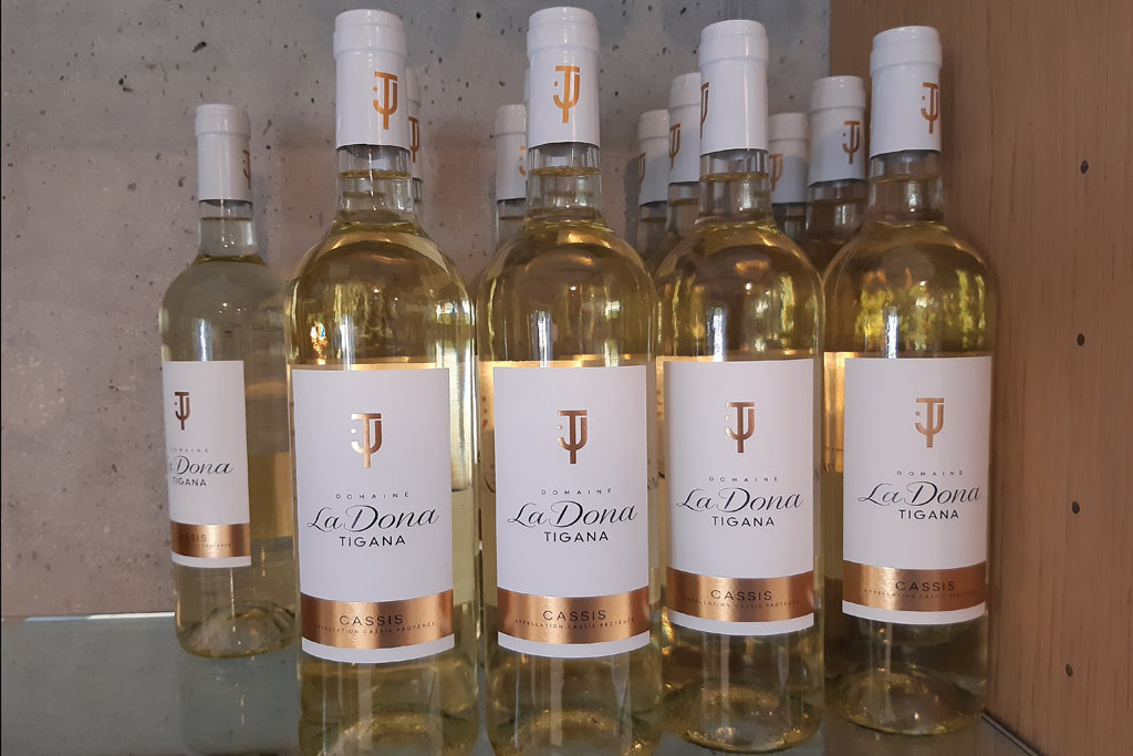 Cassis wine